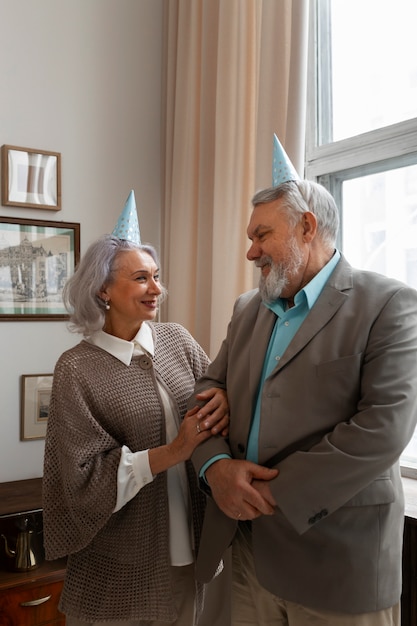 Вид спереди пожилая пара празднует день рождения