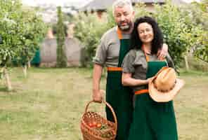 Free photo front view senior couple in garden