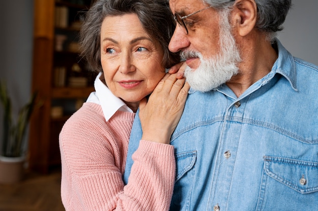 Foto gratuita coppia senior di vista frontale a casa