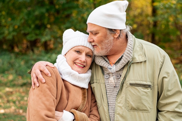 Abbracciare senior delle coppie di vista frontale