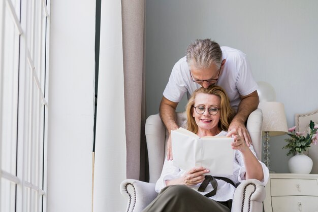 Foto gratuita donna baciante dell'uomo senior di vista frontale