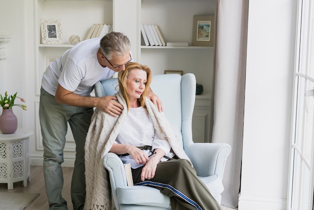 Uomo senior e donna di vista frontale a casa