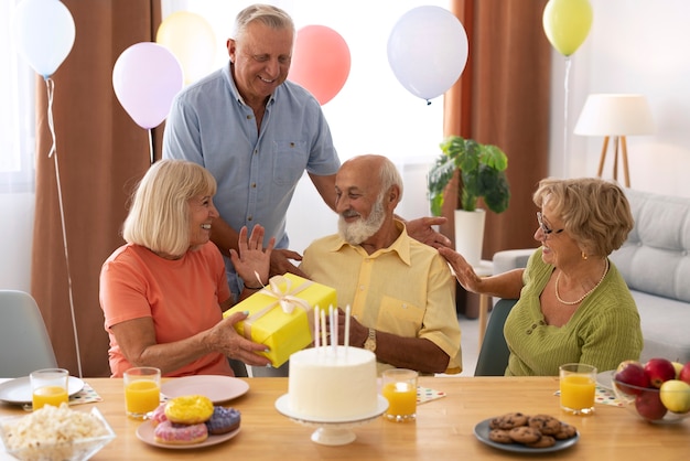 Free photo front view senior people celebrating birthday