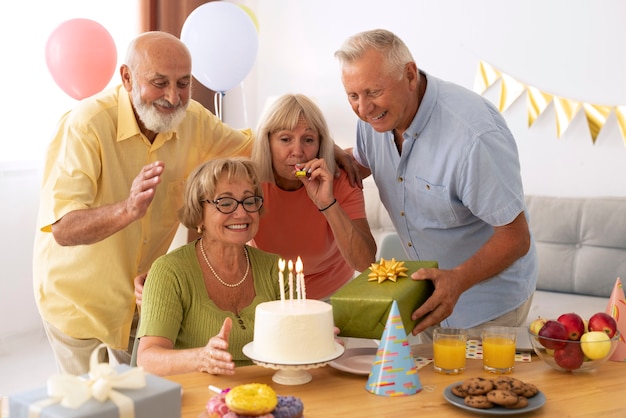 Free photo front view senior people celebrating birthday