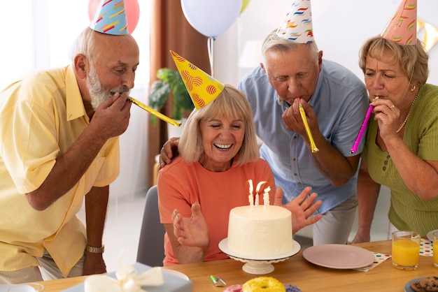 Foto gratuita gente senior di vista frontale che festeggia il compleanno