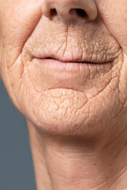 Foto gratuita struttura normale della pelle della donna anziana di vista frontale