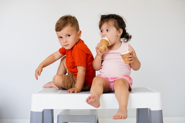 Free photo front view siblings with ice cream