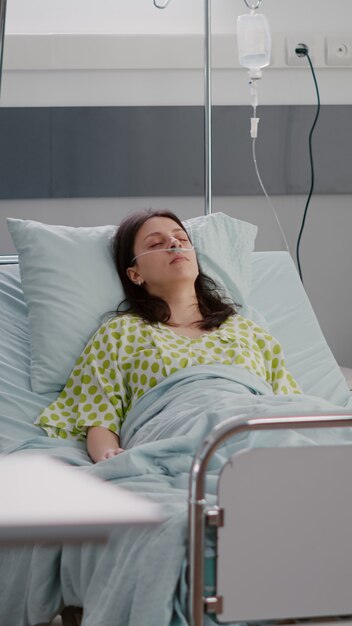 의료 치료 중 병원 병동에서 심장 회복 후 회복하는 잠들기 아픈 여자의 전면보기