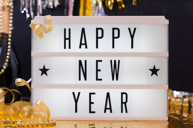 Бесплатное фото Знак вид спереди с сообщением с новым годом