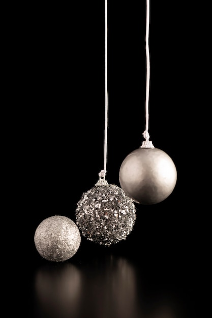 Вид спереди серебряных подвесных рождественских глобусов