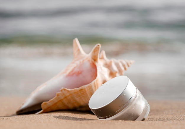 Free photo front view skin care moisture recipient arrangement next to seashell