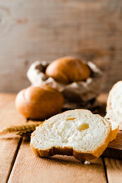 Foto gratuita vista frontale della fetta di pane sulla tavola di legno