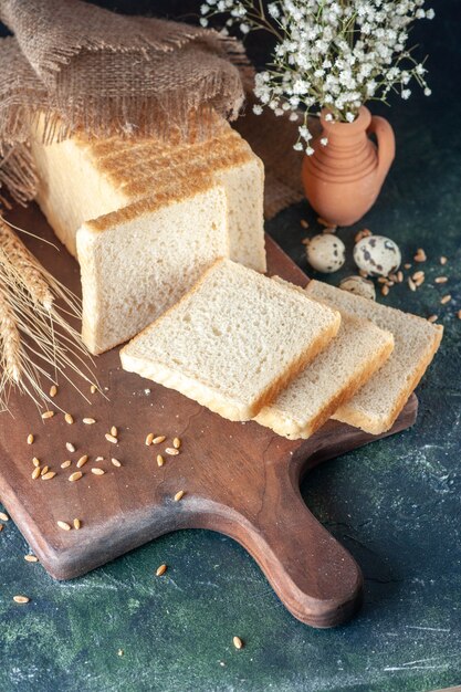 紺色の背景にスライスされたパンの正面図パン生地ベーカリーティー朝のパンペストリー食品朝食