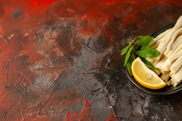 어두운 식사 스낵 컬러 과일 사진 음식 무료 장소에 접시 안에 레몬 조각으로 전면보기 슬라이스 치즈