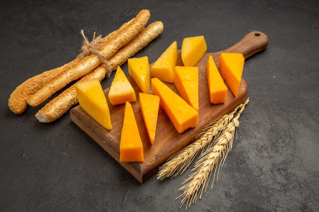 正面図は、暗い写真のスナックの食事の色の朝食クリスプにパンとフレッシュチーズをスライス