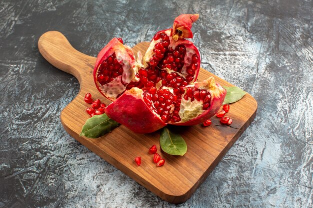 전면보기 슬라이스 석류 라이트 테이블에 신선한 붉은 과일 신선한 붉은 과일