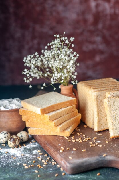 전면 보기 어두운 배경 빵 반죽 빵집 차 음식 아침 빵 아침 패스트리 위에 얇게 썬 흰 빵