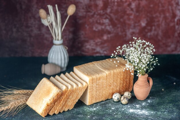 전면 보기 어두운 배경 차 아침 음식 반죽 패스트리 롤빵 아침 빵 빵에 얇게 썬 흰 빵