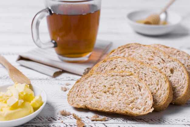 Вид спереди ломтиков хлеба и чашки чая
