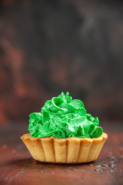 Free photo front view small tart with green pastry cream on dark red table copy space