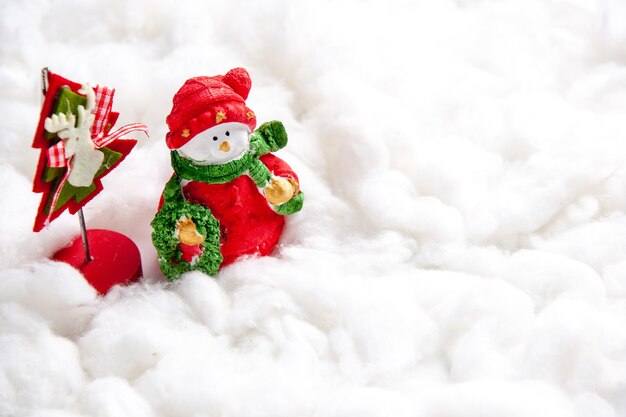 Маленькие рождественские игрушки вид спереди на белом фоне