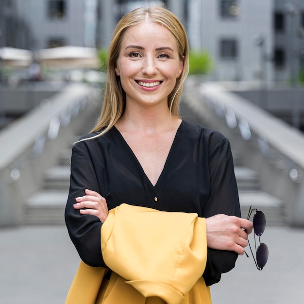 Foto gratuita vista frontale della donna di affari di smiley