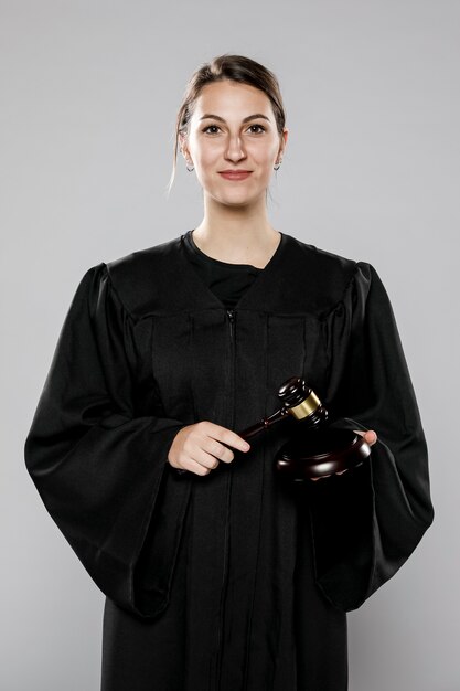 スマイリー女性裁判官の正面図