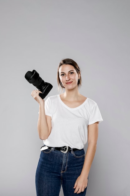 コピースペースで笑顔の女性写真家の正面図