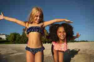 Free photo front view smiley friends on beach