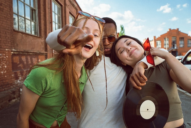 Foto gratuita amici di smiley di vista frontale all'aperto