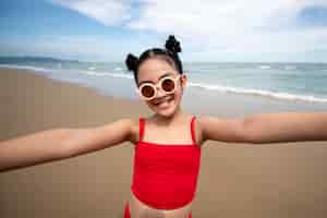 Free photo front view smiley girl on beach