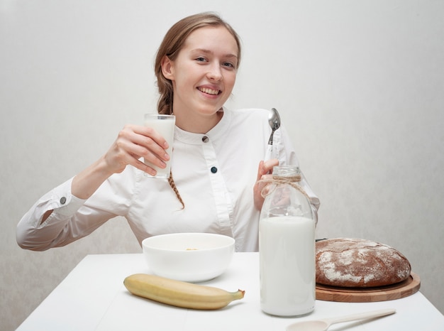 Foto gratuita ragazza di smiley di vista frontale che mangia prima colazione