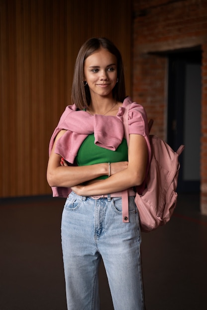 Ragazza sorridente di vista frontale a scuola