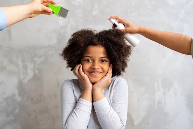 Ragazza sorridente vista frontale con trattamento spray