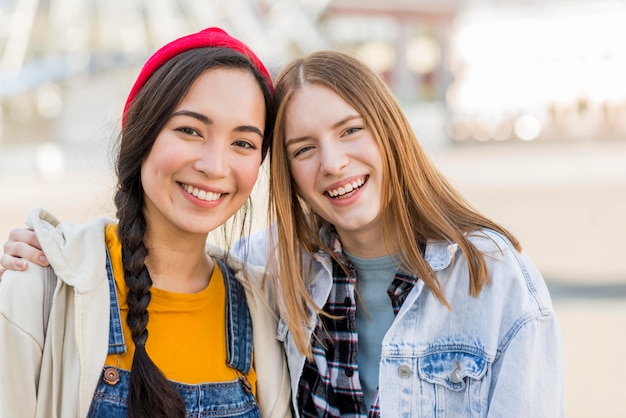 Foto gratuita faccine sorridenti vista frontale