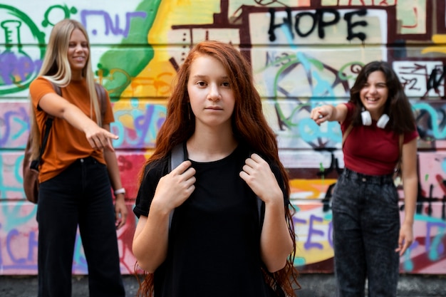 Foto gratuita ragazze sorridenti di vista frontale che fanno il prepotente adolescente