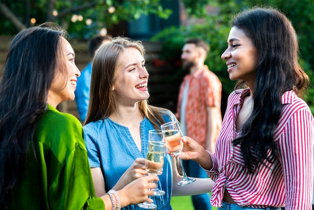 Free photo front view smiley girls together with drinks