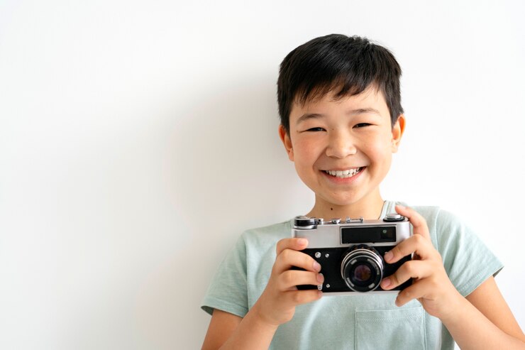 무료 Photo 카메라를 들고 전면 보기 웃는 아이