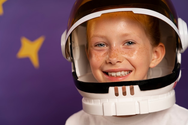 Foto gratuita casco da portare del bambino di smiley di vista frontale