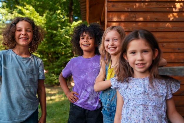 Foto gratuita bambini sorridenti di vista frontale all'aperto