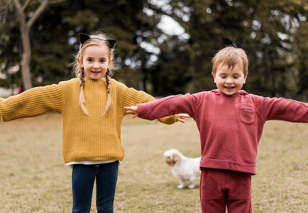 Bambini di smiley vista frontale che giocano