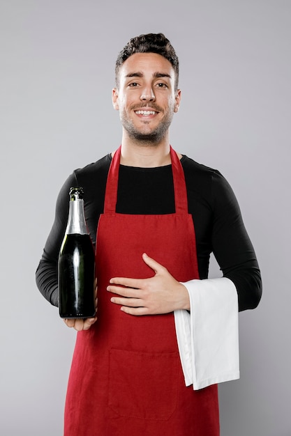 Foto gratuita vista frontale del cameriere maschio di smiley