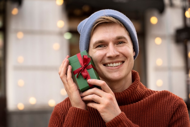 贈り物を持っている正面図スマイリー男