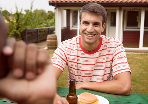 Foto gratuita uomo sorridente di vista frontale all'aperto