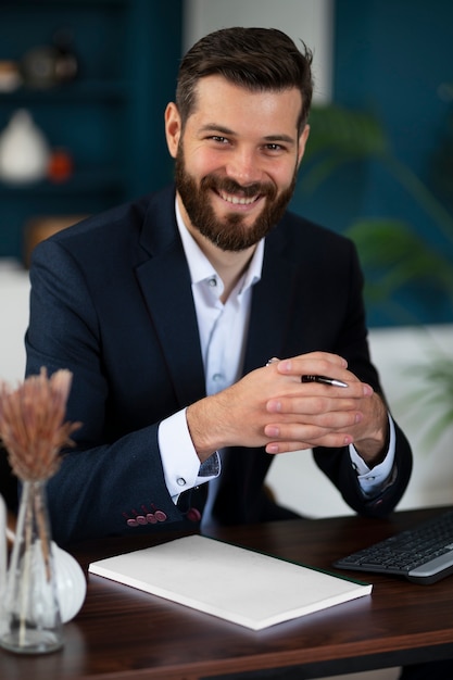 Foto gratuita uomo sorridente di vista frontale che posa per cv