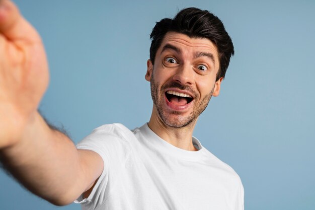 웃는 남자는 selfie를 복용의 전면보기