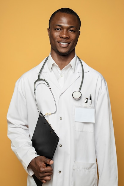 Free photo front view smiley man wearing lab coat