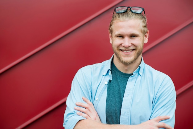 Free photo front view of smiley man with copy space