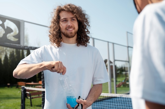 Free photo front view smiley man with drink