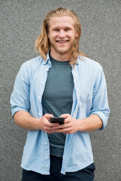 スマートフォンで笑顔の男の正面図